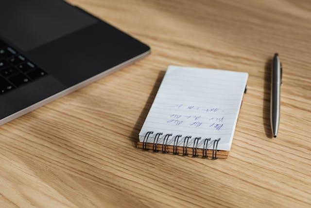 Notizblock mit aufgeschriebenen Tipps auf dem Tisch