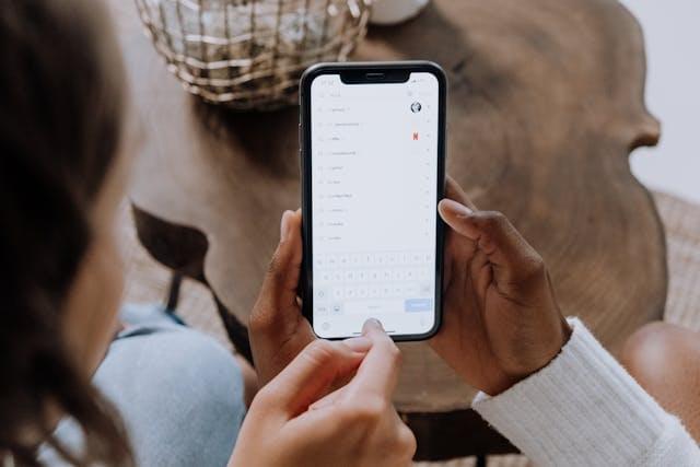 Person gibt eine Textanfrage in ein Interface ein