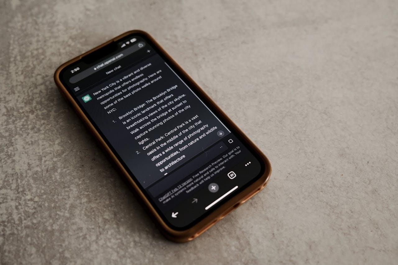 Smartphone mit offenem Chat auf einem Tisch